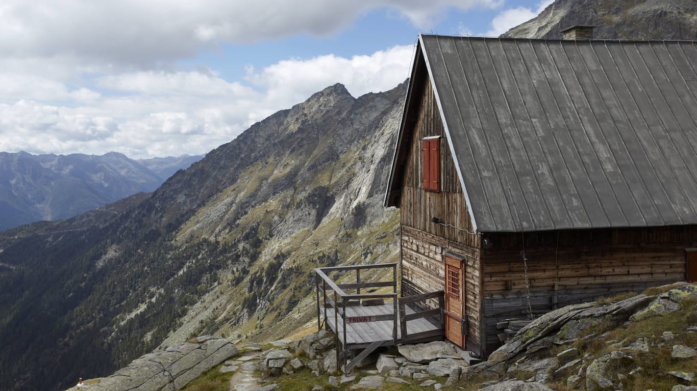Eine Hütte in Kärnten (Archivbild): Zwei Personen aus Berlin mussten den Jahreswechsel bei schlechtem Wetter auf dem Berg verbringen.