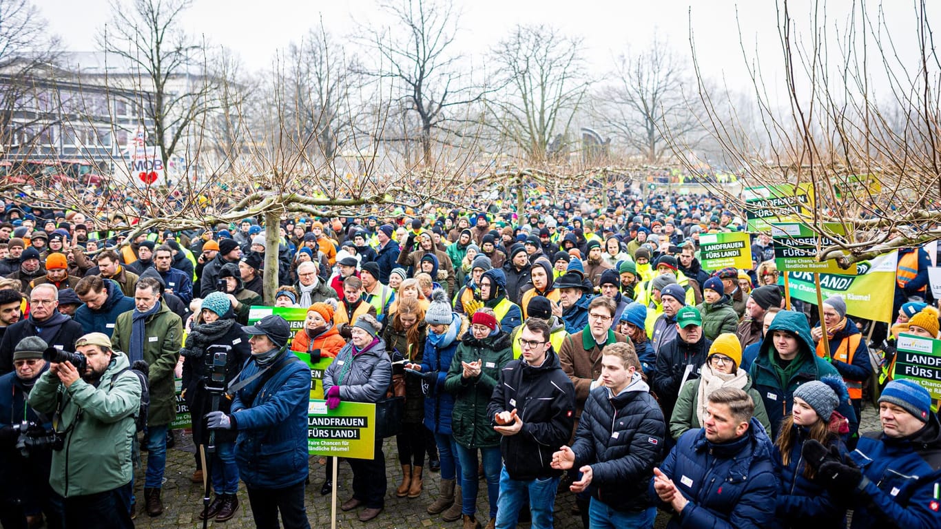 Zahlreiche Landwirte nehmen an einer Kundgebung in Hannover teil: Als Reaktion auf die Sparpläne der Bundesregierung hat der Bauernverband zu einer Aktionswoche aufgerufen.