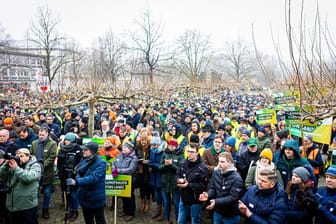 Zahlreiche Landwirte nehmen an einer Kundgebung in Hannover teil: Als Reaktion auf die Sparpläne der Bundesregierung hat der Bauernverband zu einer Aktionswoche aufgerufen.