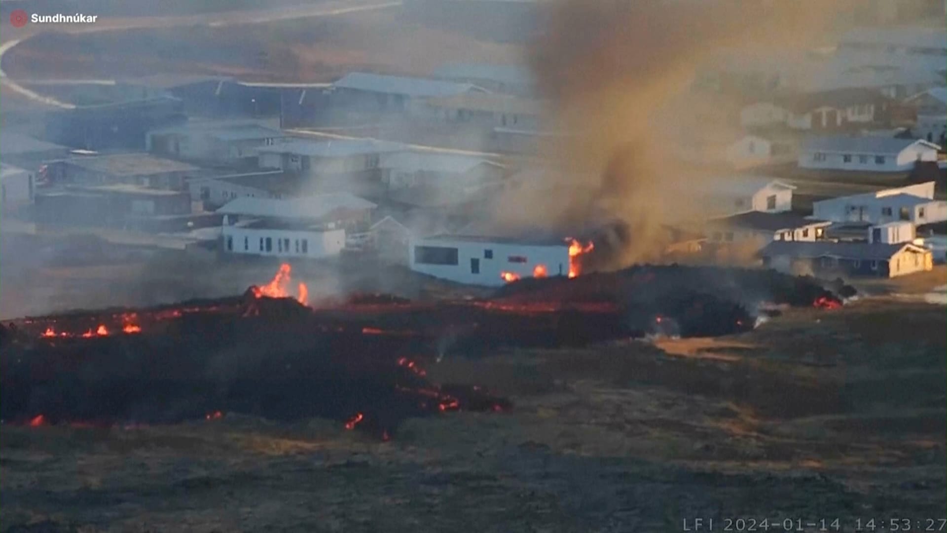 Grindavík: Lava frisst sich durch Häuser.