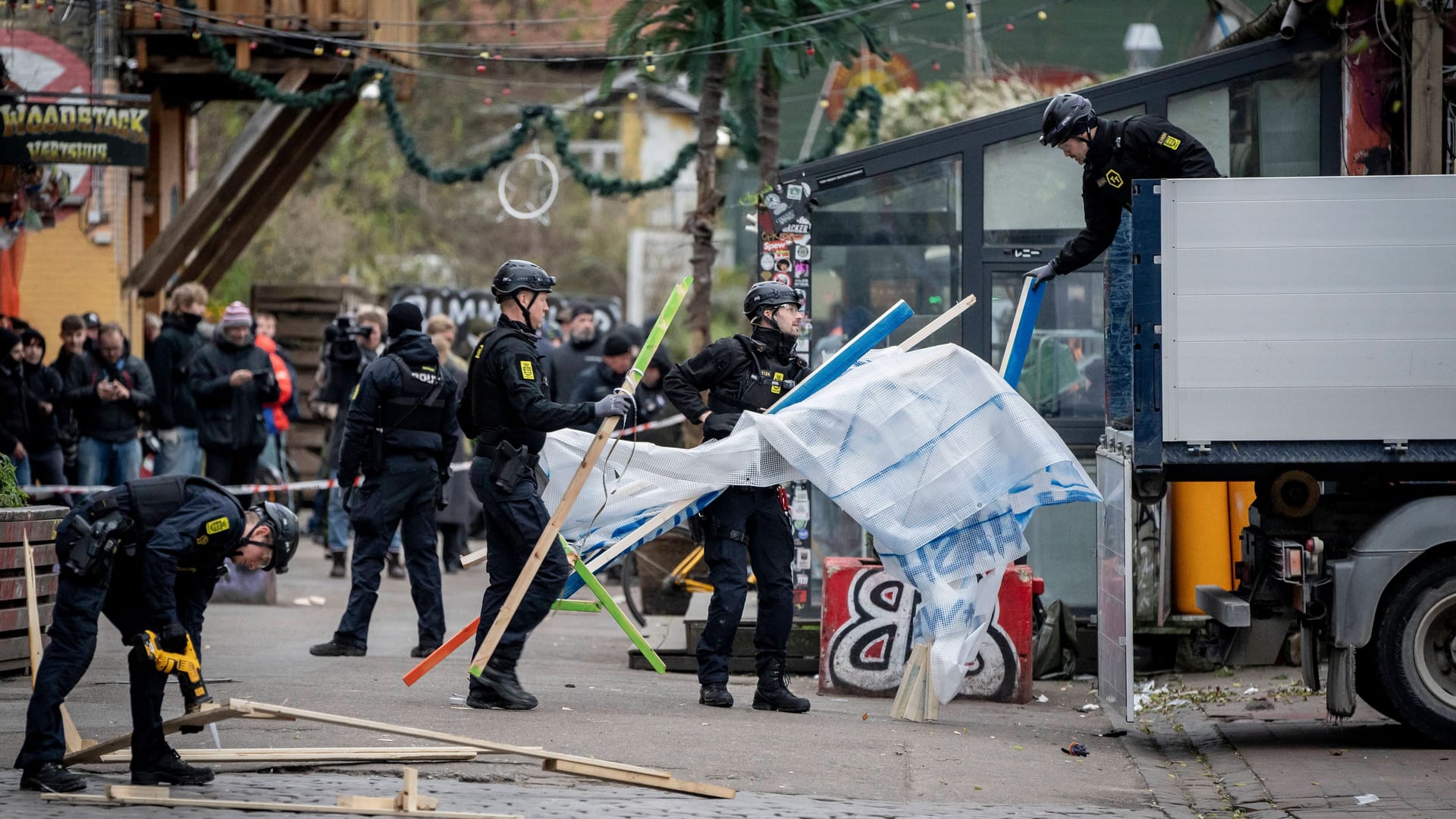 November 2023: Polizeibeamte in der Pusher Street.