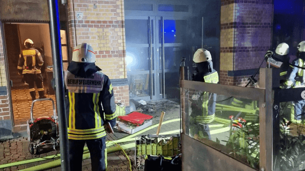 Feuerwehr im Einsatz an dem Brauhaus in der Elsaßstraße: Dieses Foto veröffentlichte das Lokal.