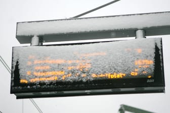 Eine eingeschneite Anzeigetafel der Kölner Verkehrs-Betriebe AG (Symbolbild): Am Mittwochabend stellt die KVB ihren Busverkehr ein.