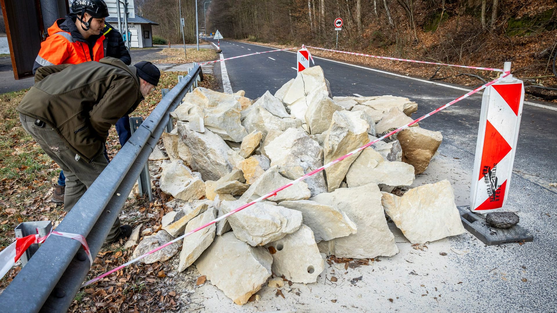 Der tonnenschwere Felsen wurde zerkleinert, um ihn abtransportieren zu können: Der tonnenschwere Felsen wurde zerkleinert, um ihn abtransportieren zu können: