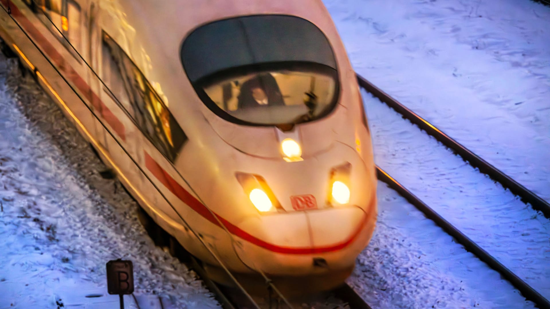 ICE vor der Abfahrt (Symbolfoto): Die Hamburger Bundespolizei ermittelt gegen einen Mann.