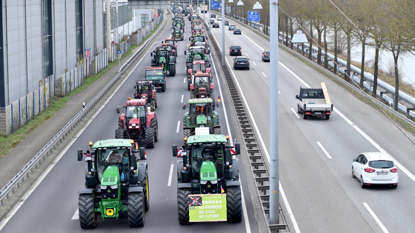 Traktorenprotest am Montag bei Saarbrücken: Die Bauern blockierten viele Autobahnauffahrten.