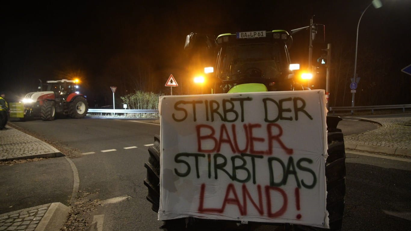 Landwirte blockieren die Auffahrten zur A73 bei Memmelsdorf.