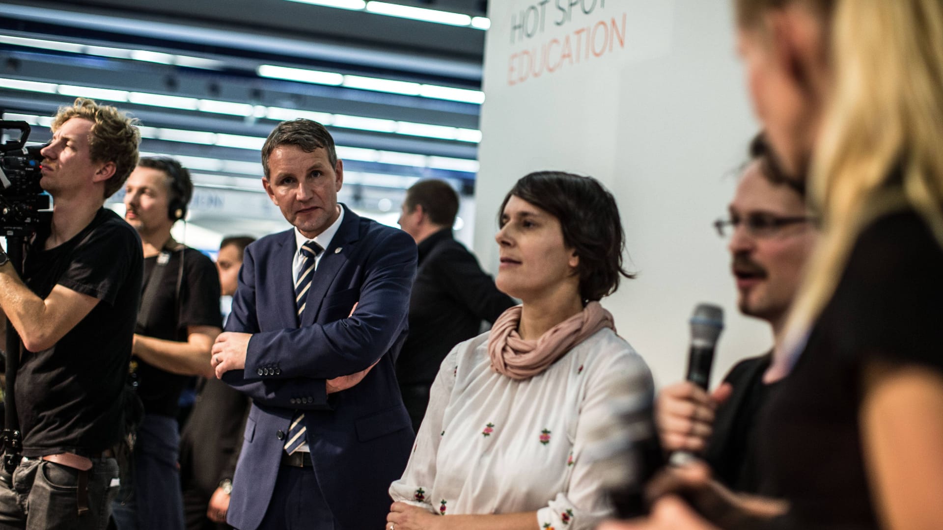 Björn Höcke und die "Sezession"-Köpfe Caroline Sommerfeld, Martin Lichtmesz und Ellen Kositza auf der Frankfurter Buchmesse: Götz Kubitscheks Arbeit ist wichtig für die Vernetzung in der Neuen Rechten.