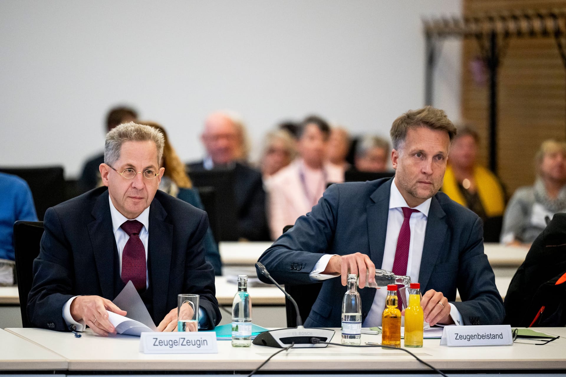 In Thüringen sorgte Maaßen als von der AfD geladener Zeuge im Oktober 2023 für einen Eklat im Untersuchungsausschuss "Politisch motivierte Gewalt". Die Sitzung wurde abgebrochen, nachdem Maaßen Ministerpräsident Bodo Ramelow und dessen Partei Die Linke als linksextrem bezeichnet hatte.