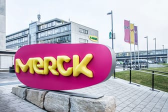 Merck-Logo vor der Konzernzentrale in Darmstadt.