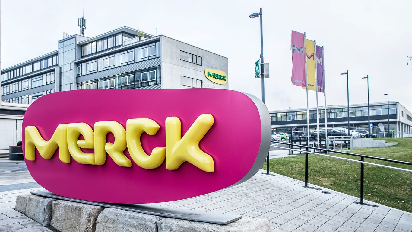 Merck-Logo vor der Konzernzentrale in Darmstadt.