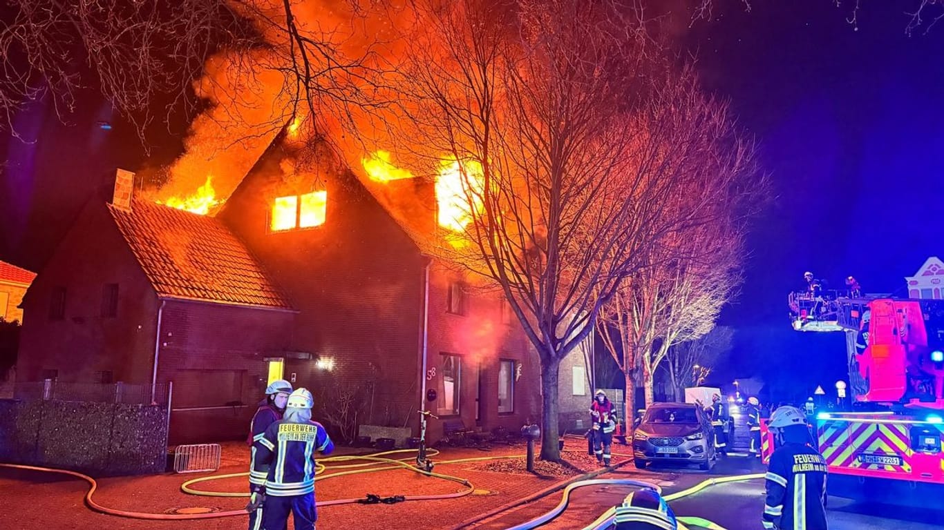 Haus in Flammen: Die Ursache des Dachstuhlbrandes ist noch unklar.