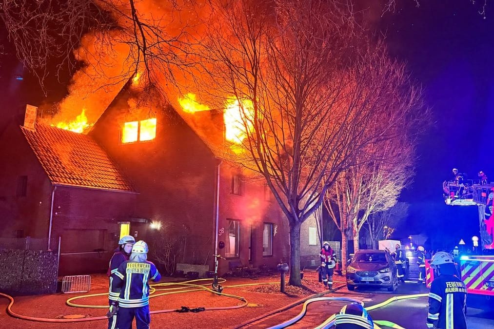 Haus in Flammen: Die Ursache des Dachstuhlbrandes ist noch unklar.