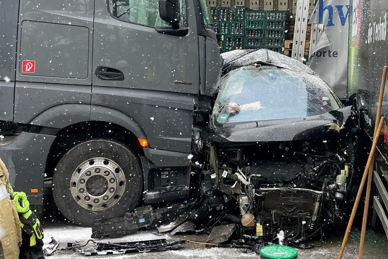 Unfallstelle auf der A6 bei Enkenbach-Alsenborn: Aufgrund der winterlichen Verhältnisse kam es zu einer Massenkarambolage.