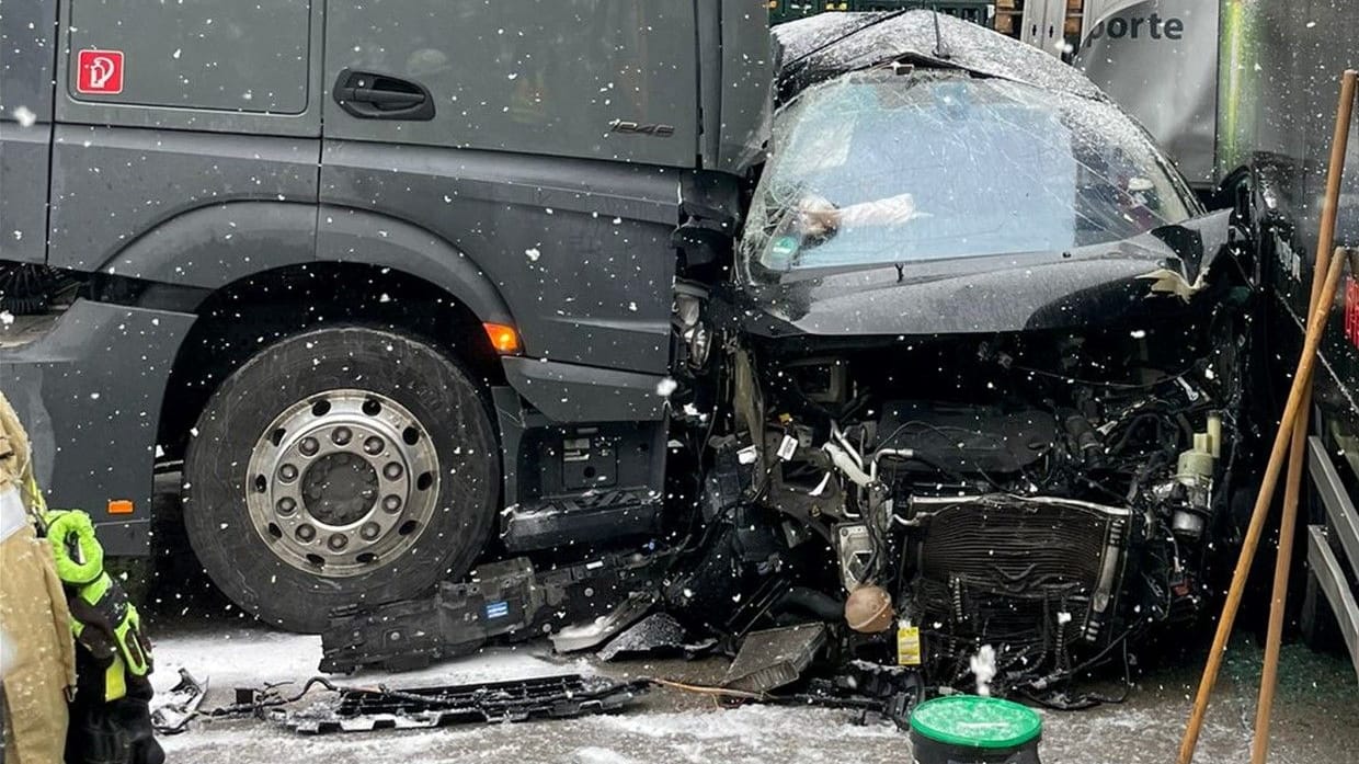 Unfallstelle auf der A6 bei Enkenbach-Alsenborn: Aufgrund der winterlichen Verhältnisse kam es zu einer Massenkarambolage.