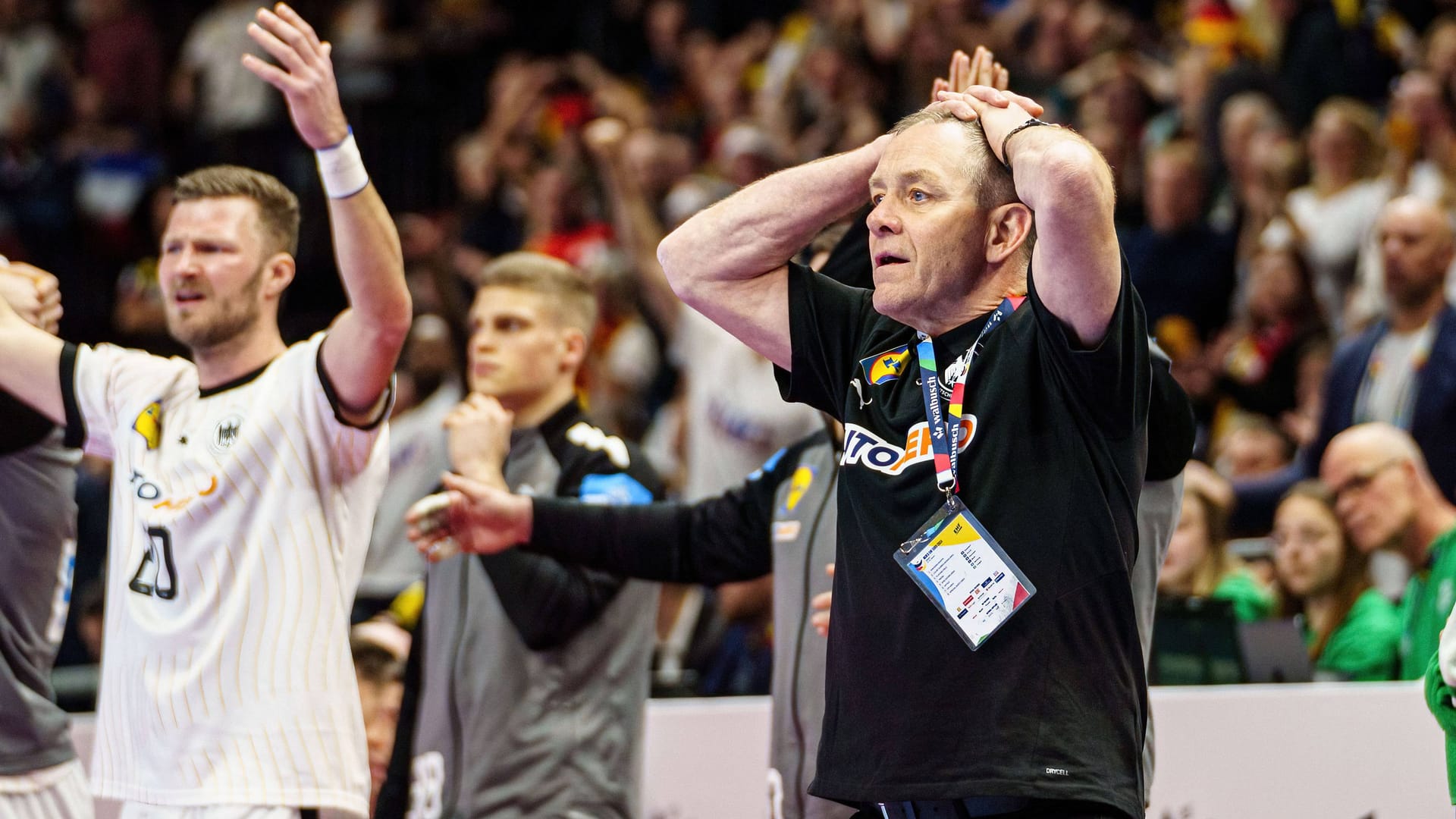 Alfred Gíslason kann eine Schiedsrichter-Entscheidung kaum fassen: Der Handball-Bundestrainer hat nach der Frankreich-Niederlage vier Endspiele vor sich.