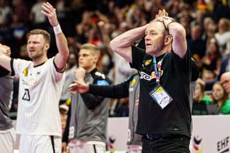 Alfred Gíslason kann eine Schiedsrichter-Entscheidung kaum fassen: Der Handball-Bundestrainer hat nach der Frankreich-Niederlage vier Endspiele vor sich.
