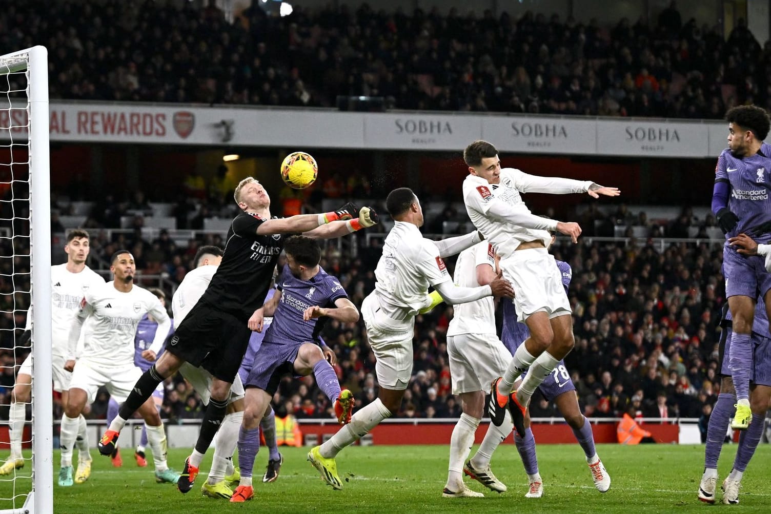 Eigentor: Arsenals Kiwior (weißes Trikot, Mitte) traf gegen Liverpool ins eigene Netz.