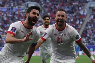 Die Syrer Kharbin und Irahim Hesar feiern ein Tor bei der Asienmeisterschaft.