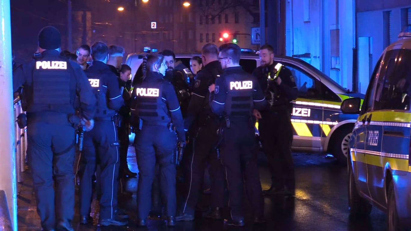Mehrere Einsatzkräfte am Unfallort in Essen: Über ein Dutzend Streifenwagen verfolgen den Mann.