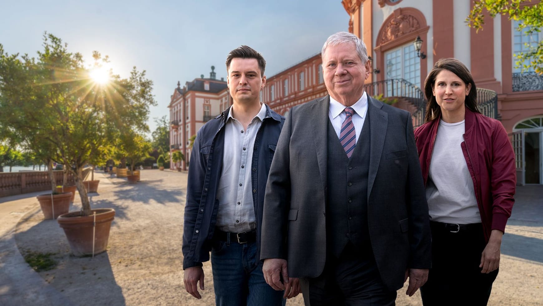 Oberkommissar Alexander Witte (Jannik Mioducki) und Hauptkommissarin Julia Schröder (Anika Baumann) ermitteln in und um Wiesbaden für Oberstaatsanwalt Bernd Reuther (Rainer Hunold).