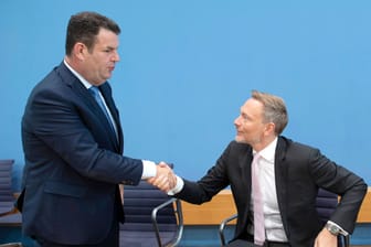 Bundesminister Heil und Lindner: "Die Ampel musste ihr Haushaltsloch stopfen und wollte es der FDP Recht machen."