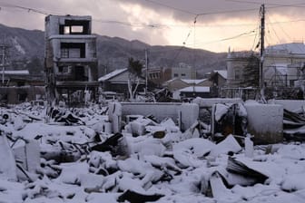 Japan, Wajima: Trümmerteile liegen schneebedeckt auf einem Marktplatz, die Zahl der Todesopfer steigt erneut an.