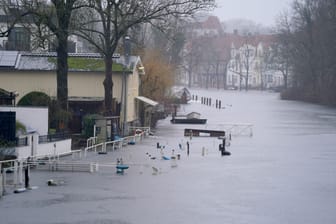 Gehwege und Bootsstege sind am Ufer der Trave in Lübeck vom Hochwasser umgeben: Der Höhepunkt wird am Donnerstag erwartet.
