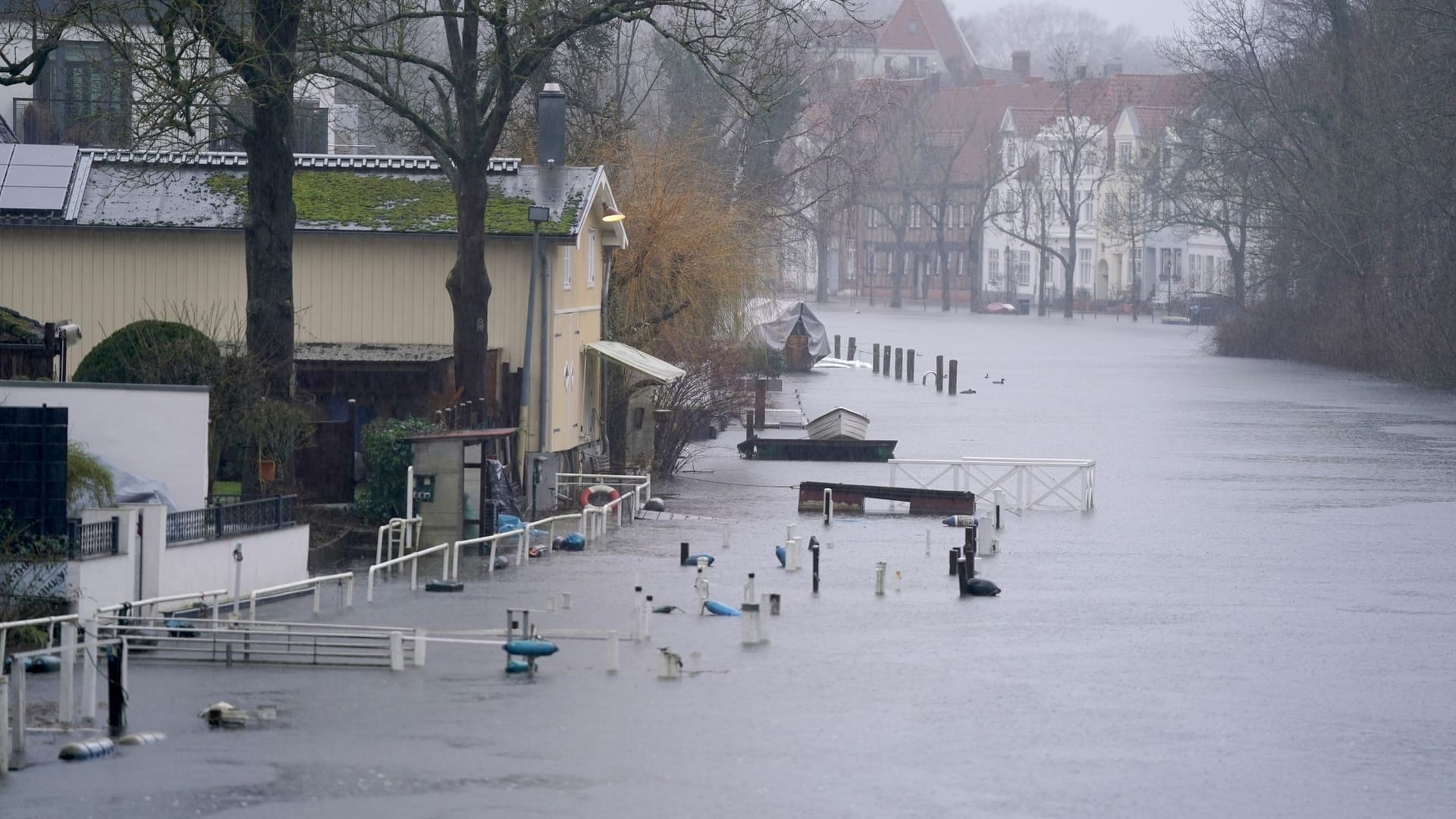 Gehwege und Bootsstege sind am Ufer der Trave in Lübeck vom Hochwasser umgeben: Der Höhepunkt wird am Donnerstag erwartet.