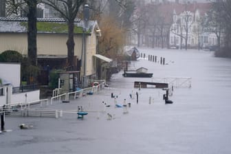 Gehwege und Bootsstege sind am Ufer der Trave in Lübeck vom Hochwasser umgeben: Der Höhepunkt wird am Donnerstag erwartet.