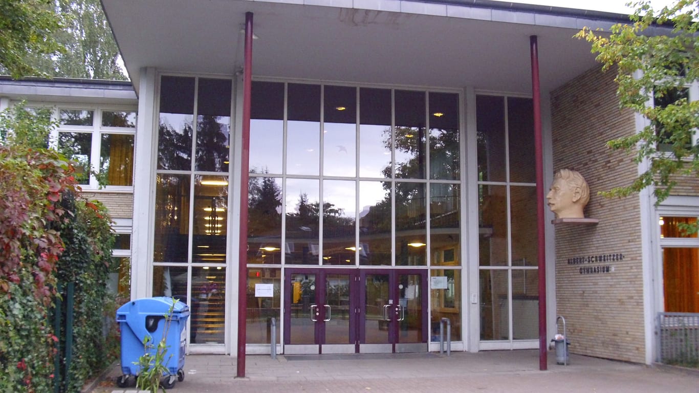 Der Eingang zum Albert-Schweitzer-Gymnasium ins Ohlsdorf.