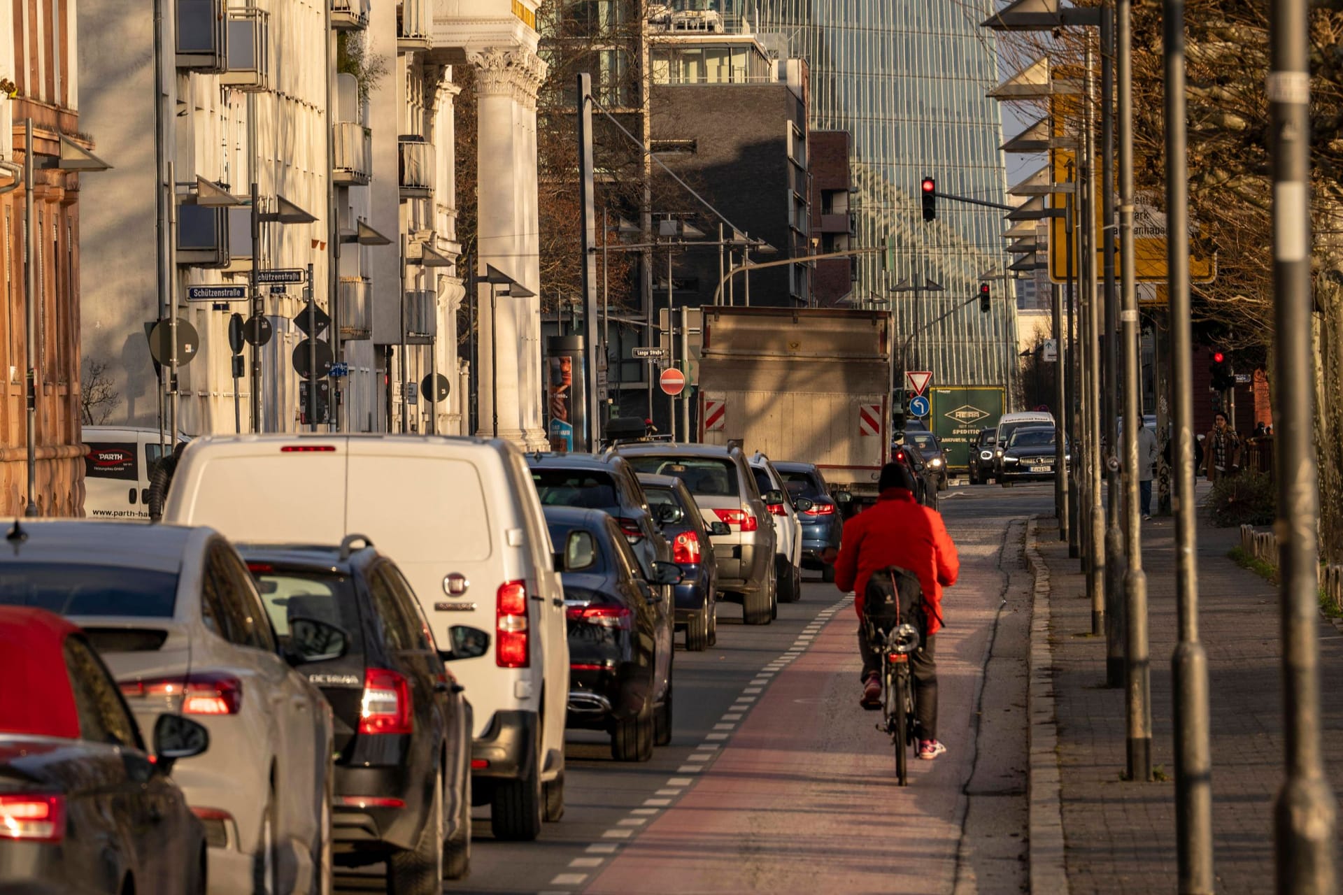 Verkehr in Frankfurt (Symbolbild): Die Mehrheit der Bürger in Deutschland ist offenbar nicht von dem Streik betroffen.