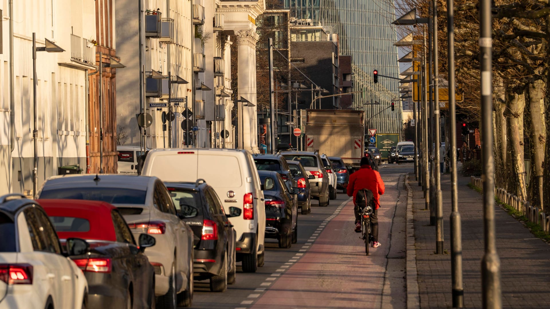 Verkehr in Frankfurt (Symbolbild): Die Mehrheit der Bürger in Deutschland ist offenbar nicht von dem Streik betroffen.