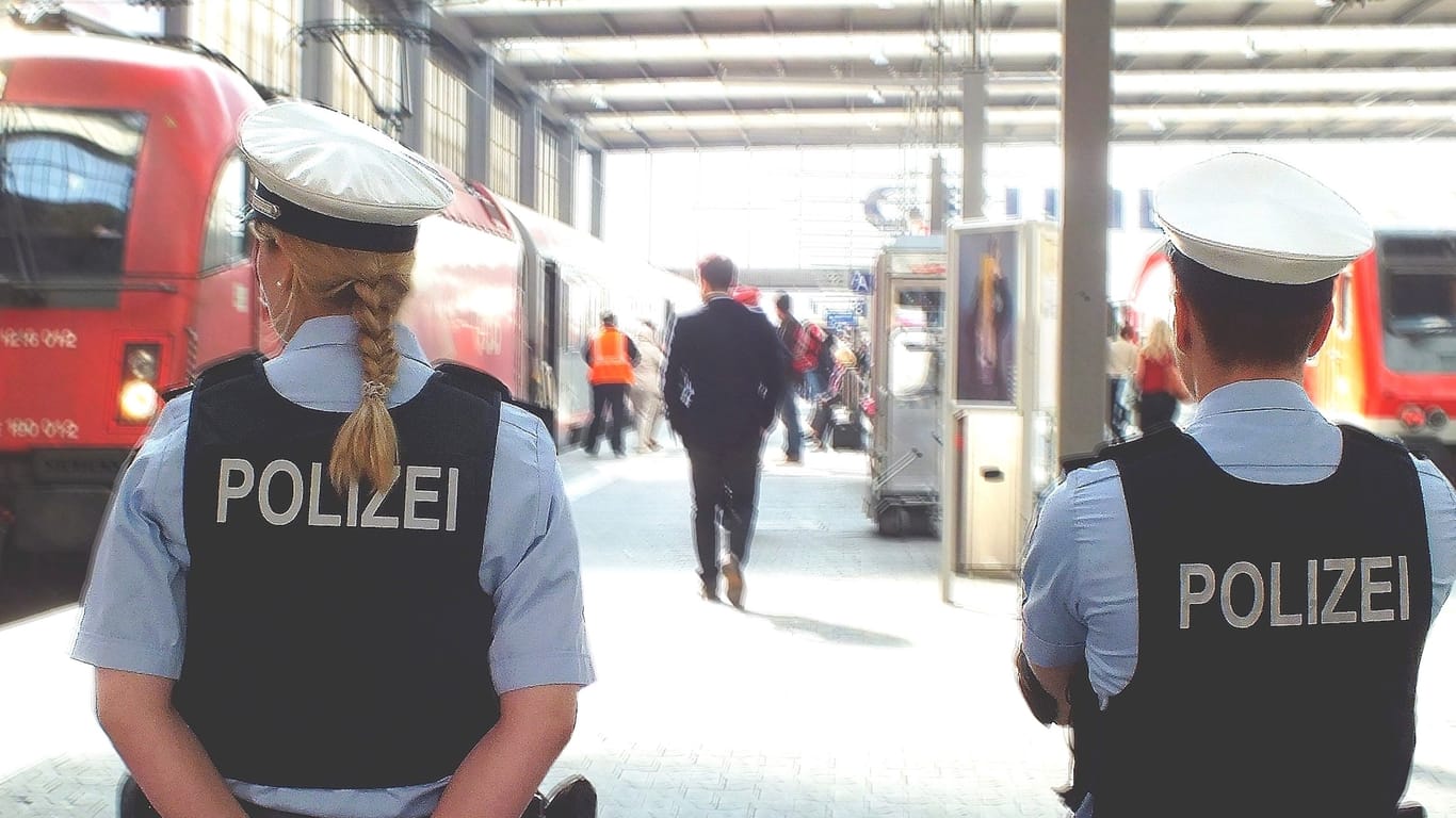 Zwei Polizisten bewachen einen Bahnsteig am Münchner Hauptbahnhof. Am Sonntag kam es zu einem brenzligen Zwischenfall auf Gleis 13.