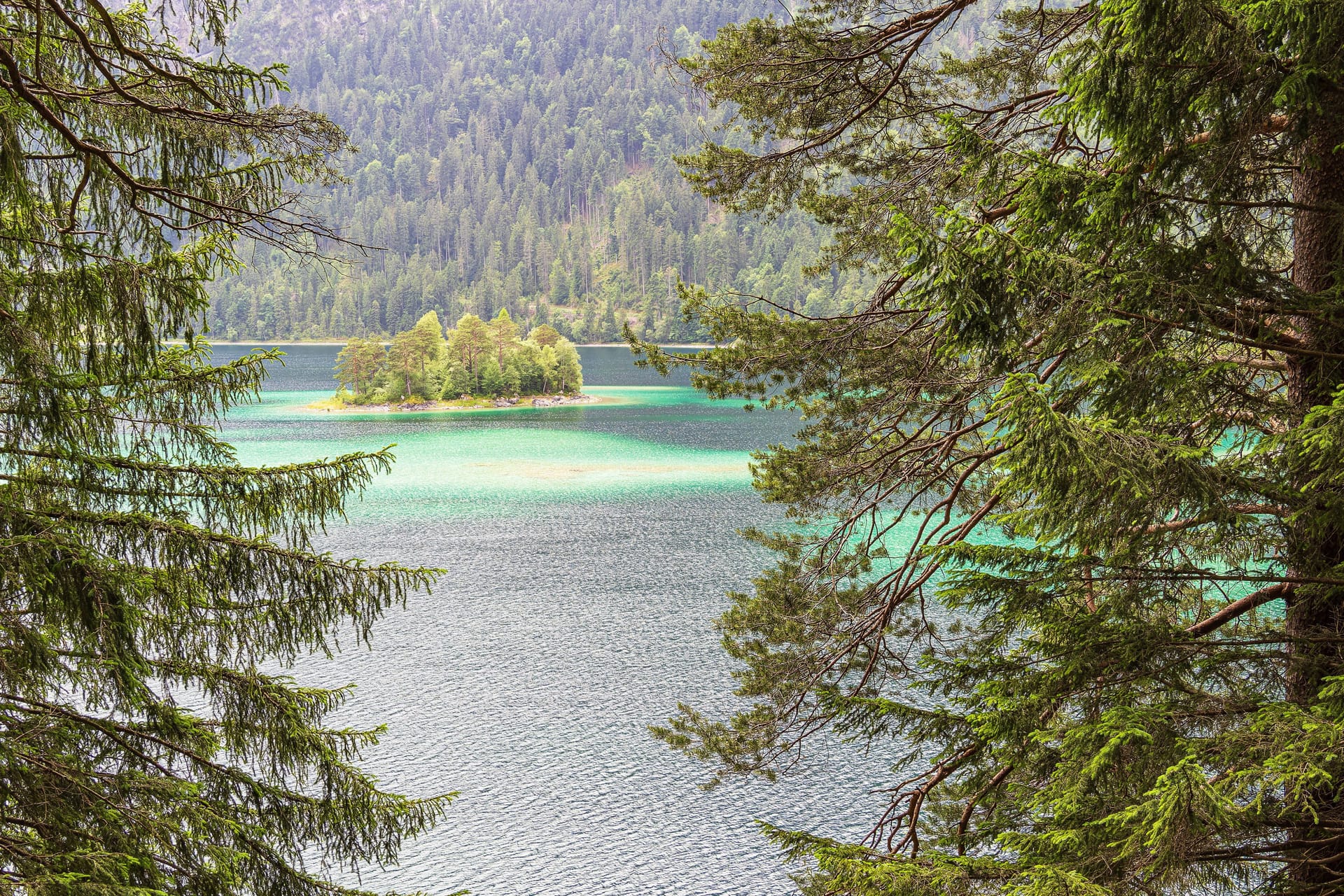 Insel im Eibsee (Archivfoto): Wird hier bald der erste Windpark Tirols gebaut?