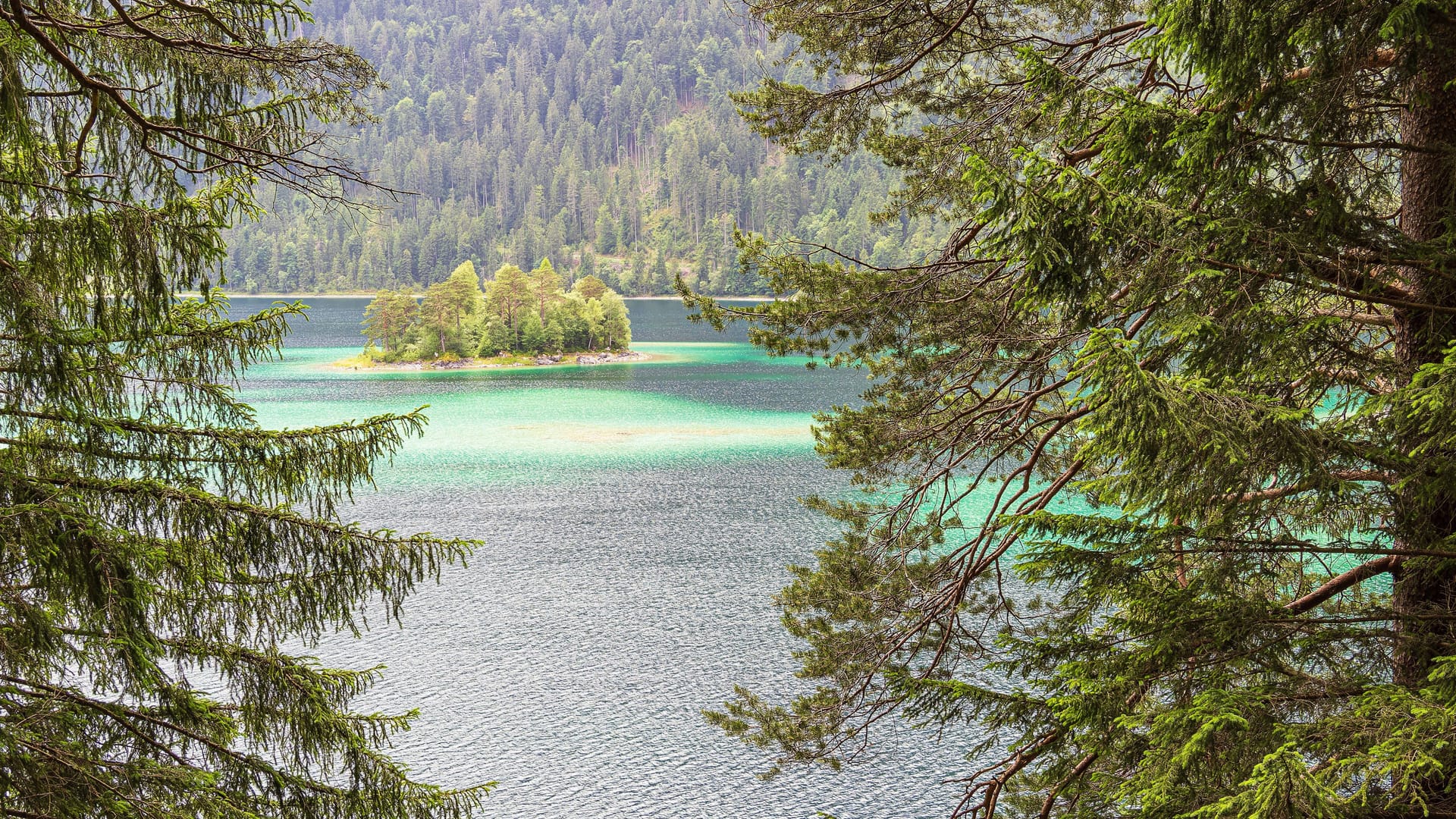Insel im Eibsee (Archivfoto): Wird hier bald der erste Windpark Tirols gebaut? Insel im Eibsee (Archivfoto): Wird hier bald der erste Windpark Tirols gebaut?