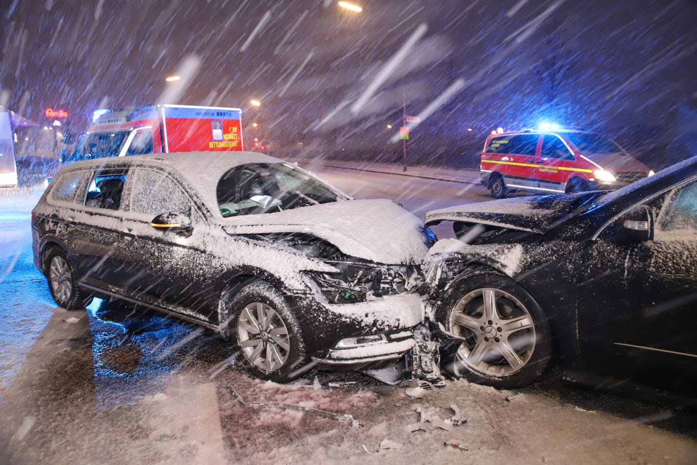 Unfall im Schnee bei Elmshorn: Der Wintereinbruch hat viele Autofahrer überrascht.