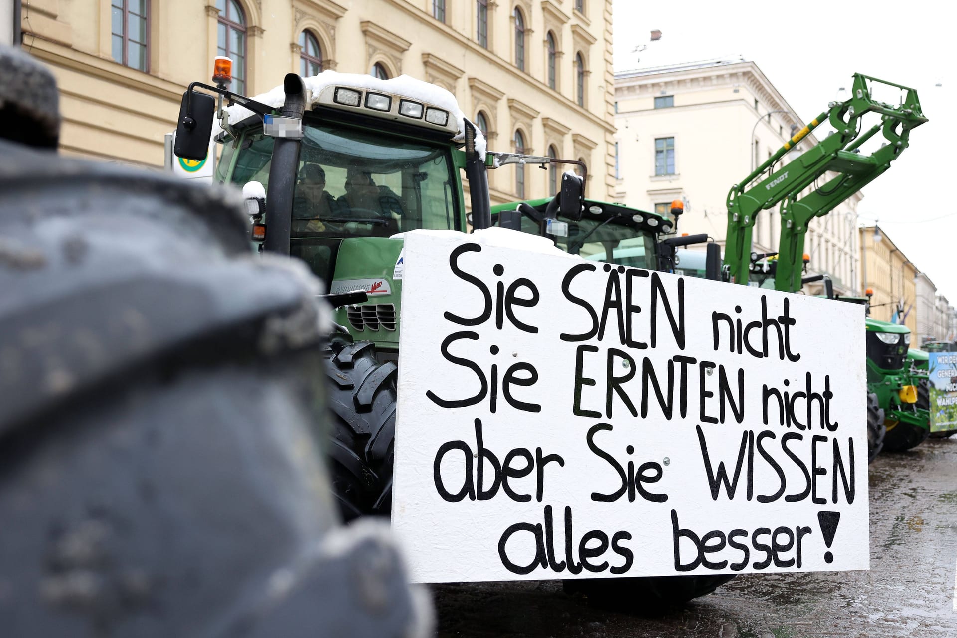 Protestplakat in München: Viele Landwirte beklagen, dass die Ampelregierung die Relevanz ihrer Arbeit nicht verstehe. Protestplakat in München: Viele Landwirte beklagen, dass die Ampelregierung die Relevanz ihrer Arbeit nicht verstehe.