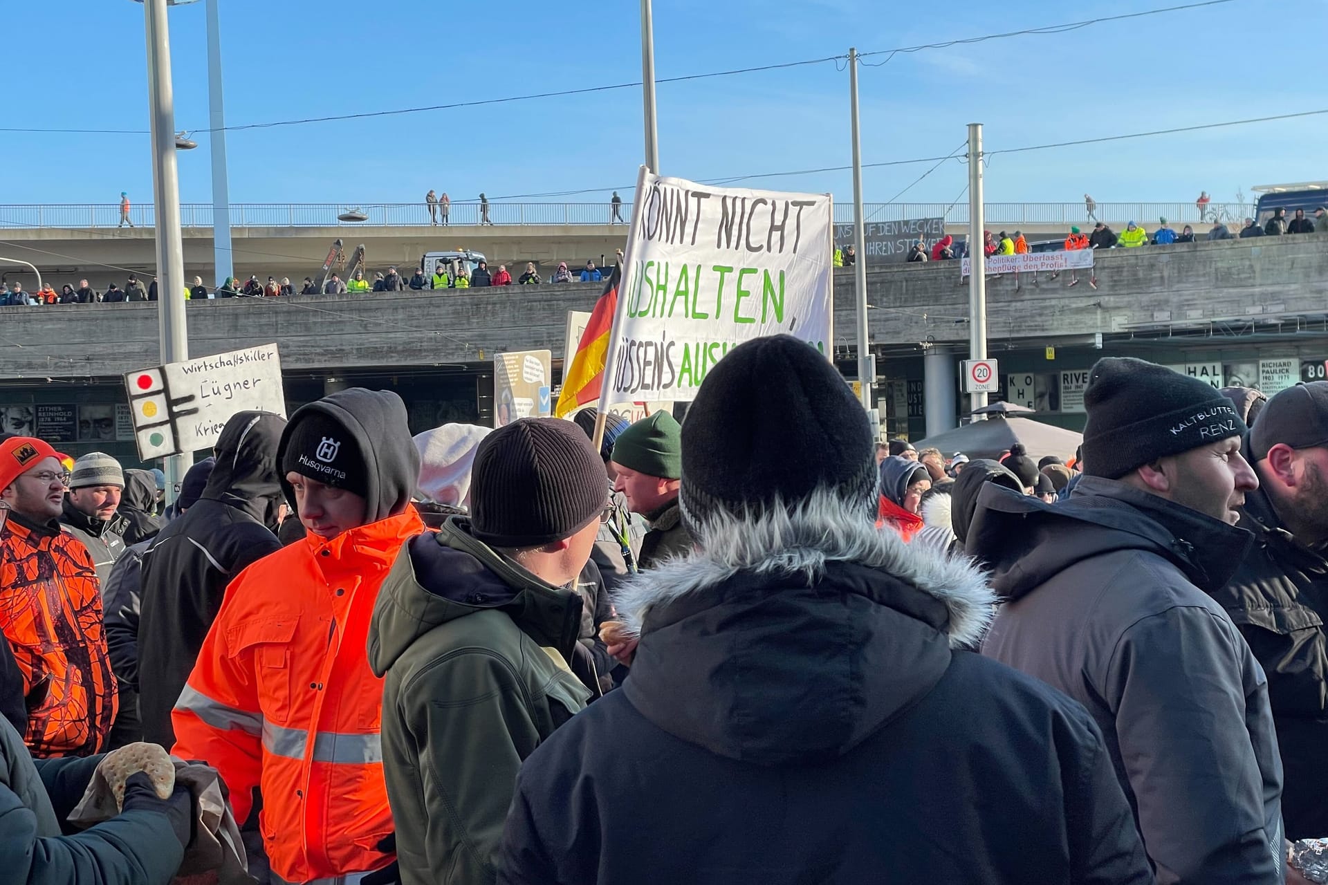 Bauernprotest in Halle (Saale) am 8. Januar: Rund 2.000 Menschen trafen sich laut Polizei am Kundgebungsplatz.