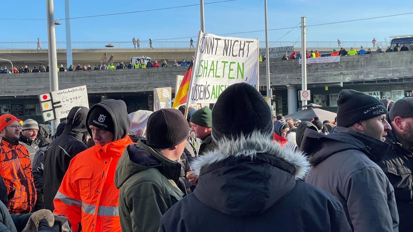 Bauernprotest in Halle (Saale) am 8. Januar: Rund 2.000 Menschen trafen sich laut Polizei am Kundgebungsplatz.