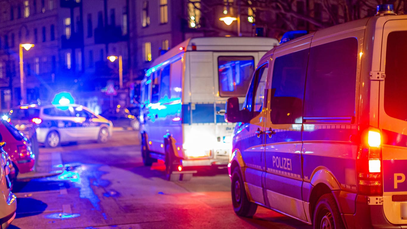 Sprinter der Polizei (Archivbild): Bei einem Unfall in Berlin ist eine 15-Jährige schwer verletzt worden.