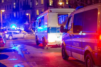 Sprinter der Polizei (Archivbild): Bei einem Unfall in Berlin ist eine 15-Jährige schwer verletzt worden.