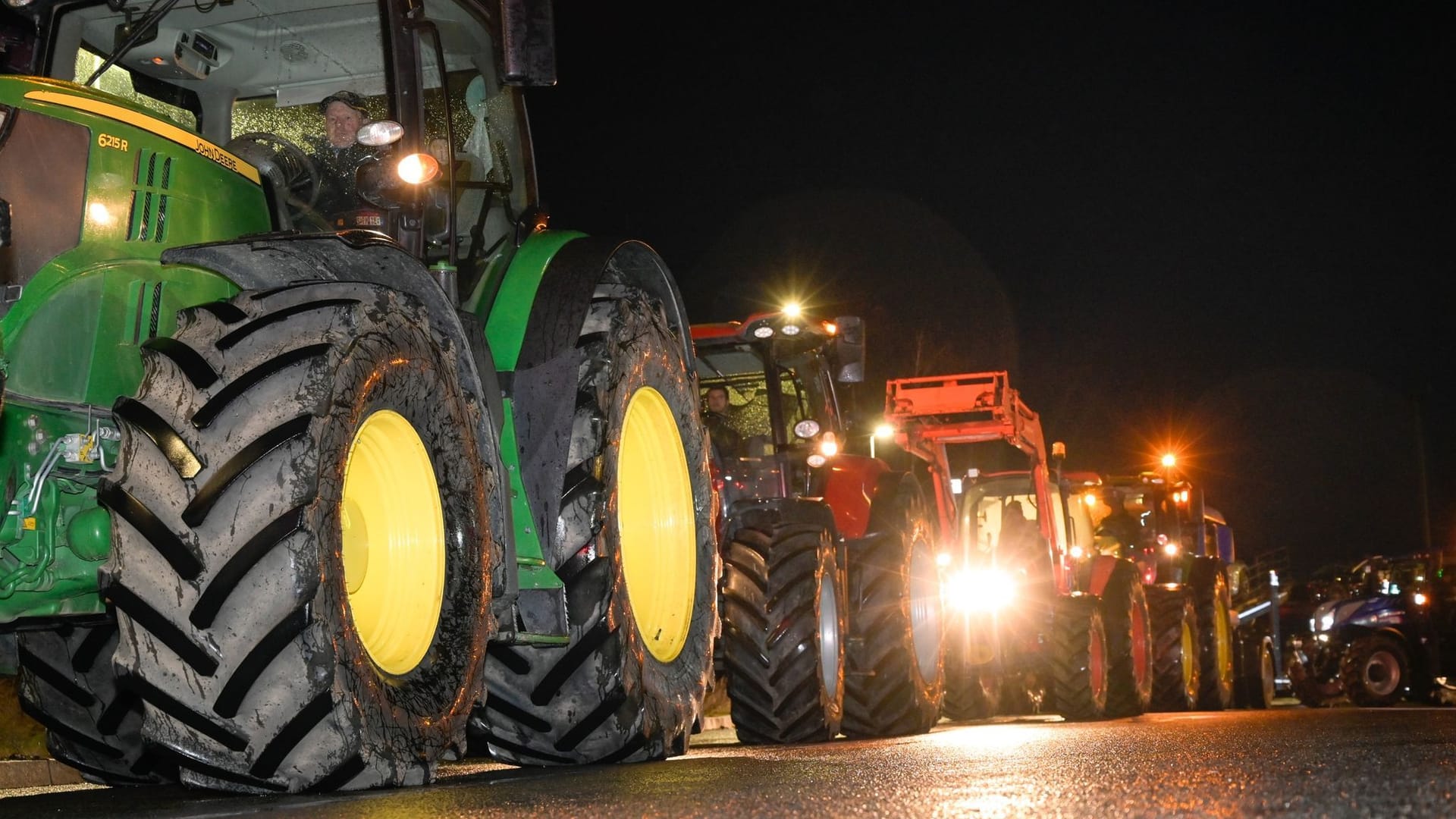 Landwirte blockieren Autobahnauffahrten