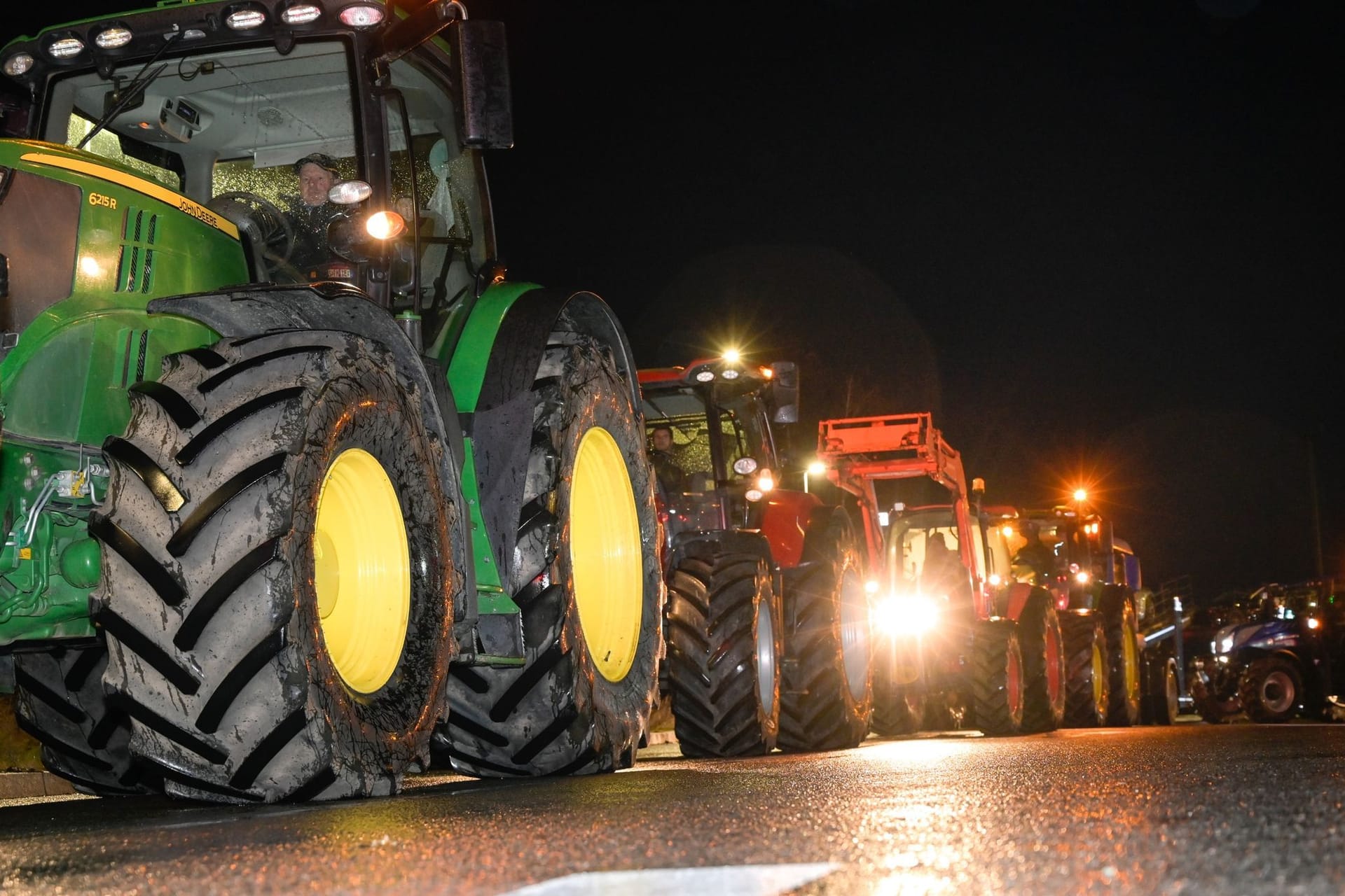 Landwirte blockieren Autobahnauffahrten