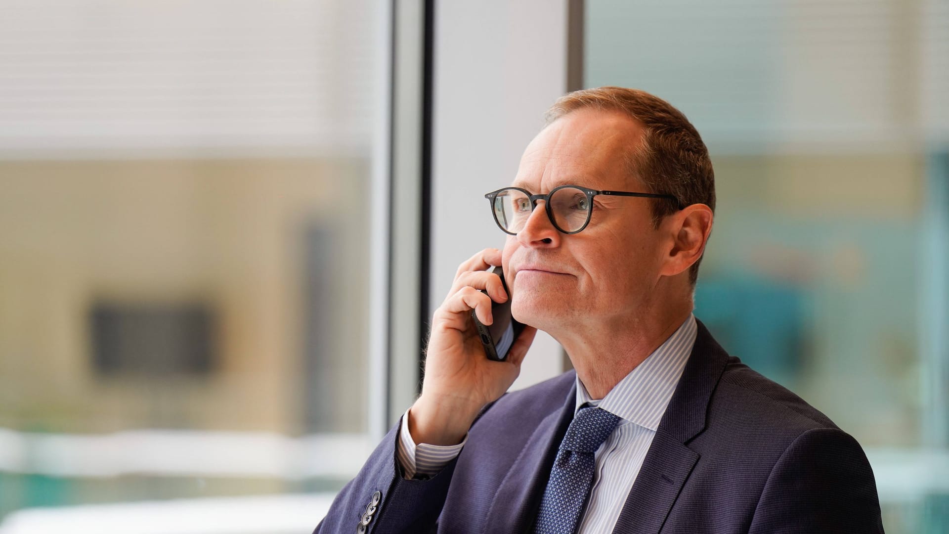 Wohl kein Anruf aus dem Roten Rathaus: Michael Müller (SPD) bei einem Telefonat im Bundestag. (Archivfoto).