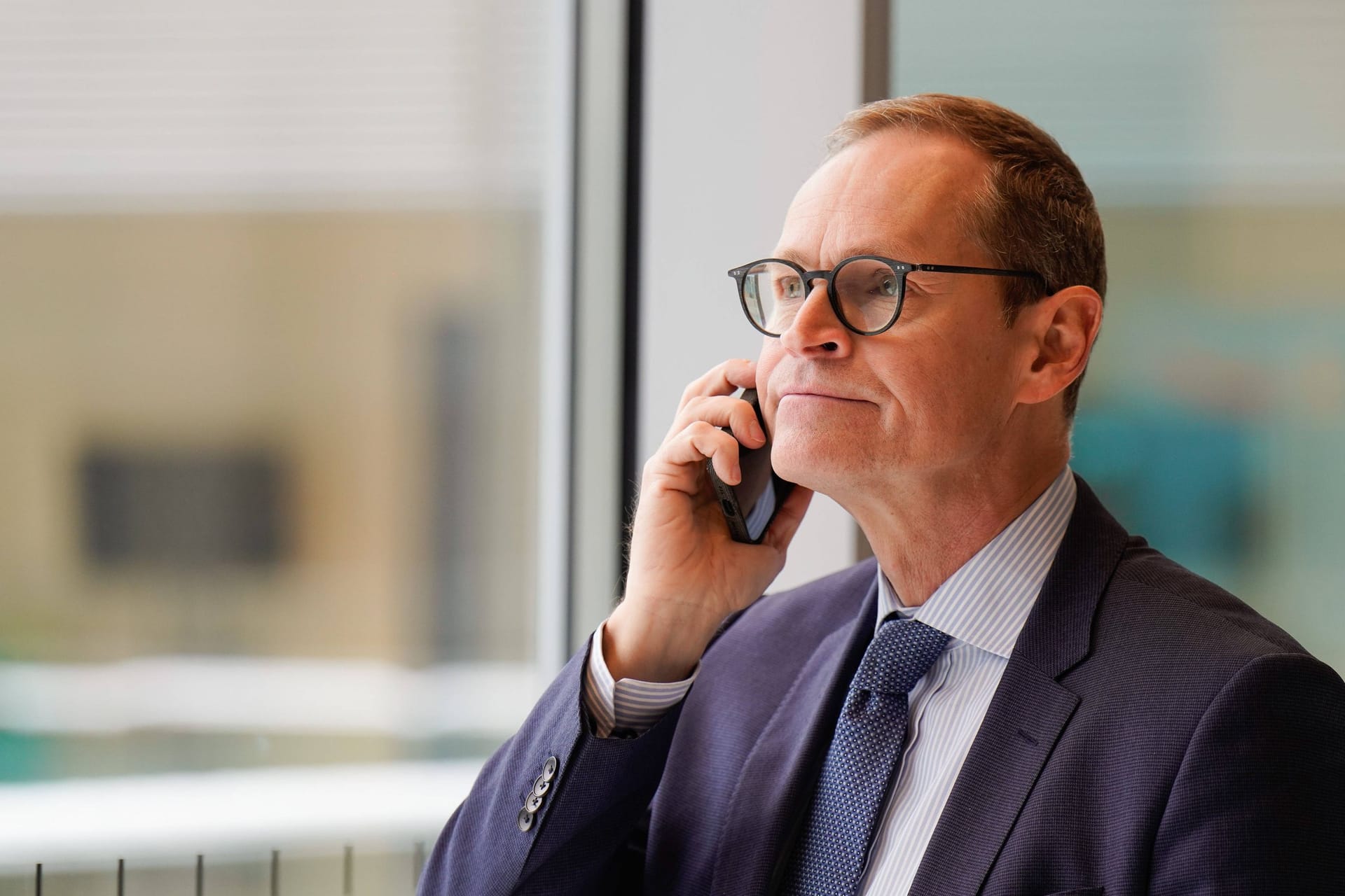 Wohl kein Anruf aus dem Roten Rathaus: Michael Müller (SPD) bei einem Telefonat im Bundestag. (Archivfoto).