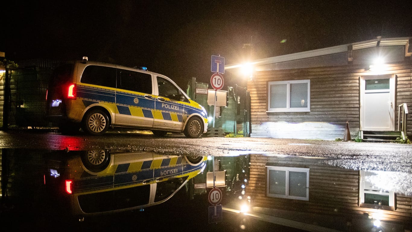 Ein Polizeiwagen vor der Erstaufnahmeeinrichtung in Mülheim: Ein Polizeieinsatz in der Nacht auf Sonntag endete tödlich.