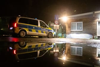 Ein Polizeiwagen vor der Erstaufnahmeeinrichtung in Mülheim: Ein Polizeieinsatz in der Nacht auf Sonntag endete tödlich.