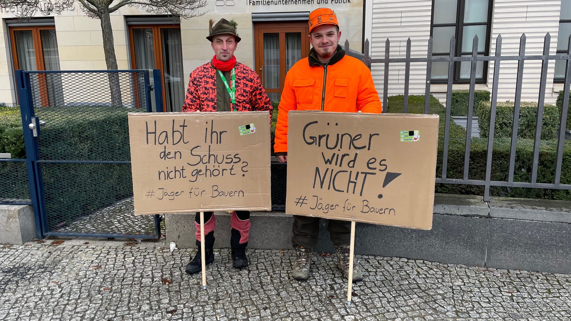 York und Leon sind Jäger: Für sie ist es selbstverständlich, die Bauern bei ihrem Protest zu unterstützen.