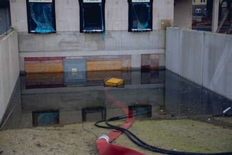 Nach einem Wasserrohrbruch an der Elisenstraße in Essen war eine Tiefgarage voller Wasser gelaufen: Die Feuerwehr musste ausrücken.